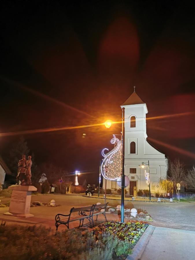 Illaberek Turistahaz Hotel Sukoró Buitenkant foto